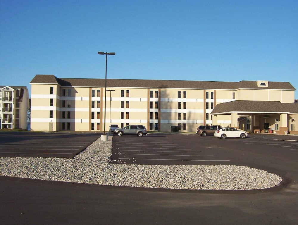 Mackinaw Beach & Bay Inn & Suites 9/51