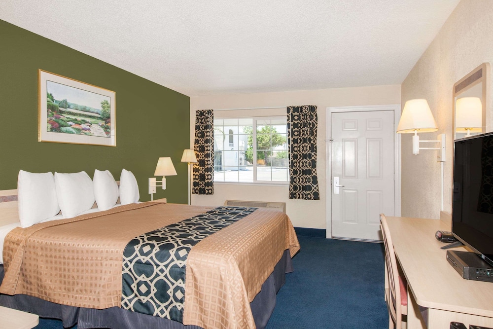 Travelodge By Wyndham Los Banos CA 19/26