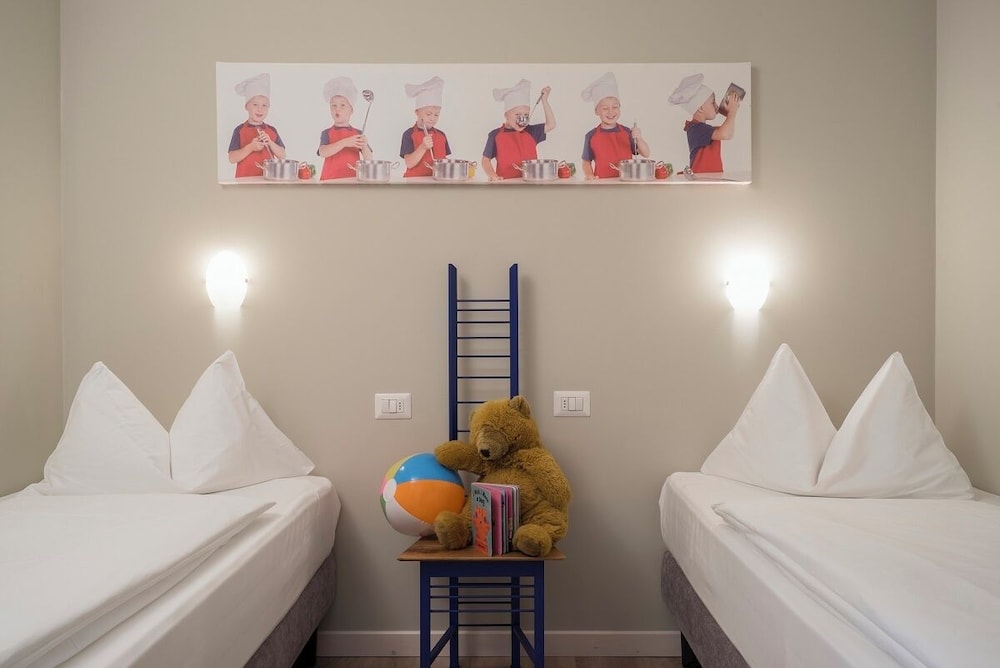 3 Bedrooms, Family Suite, 1 Double and 4 Single Beds, Partial Lake View, Private Garden