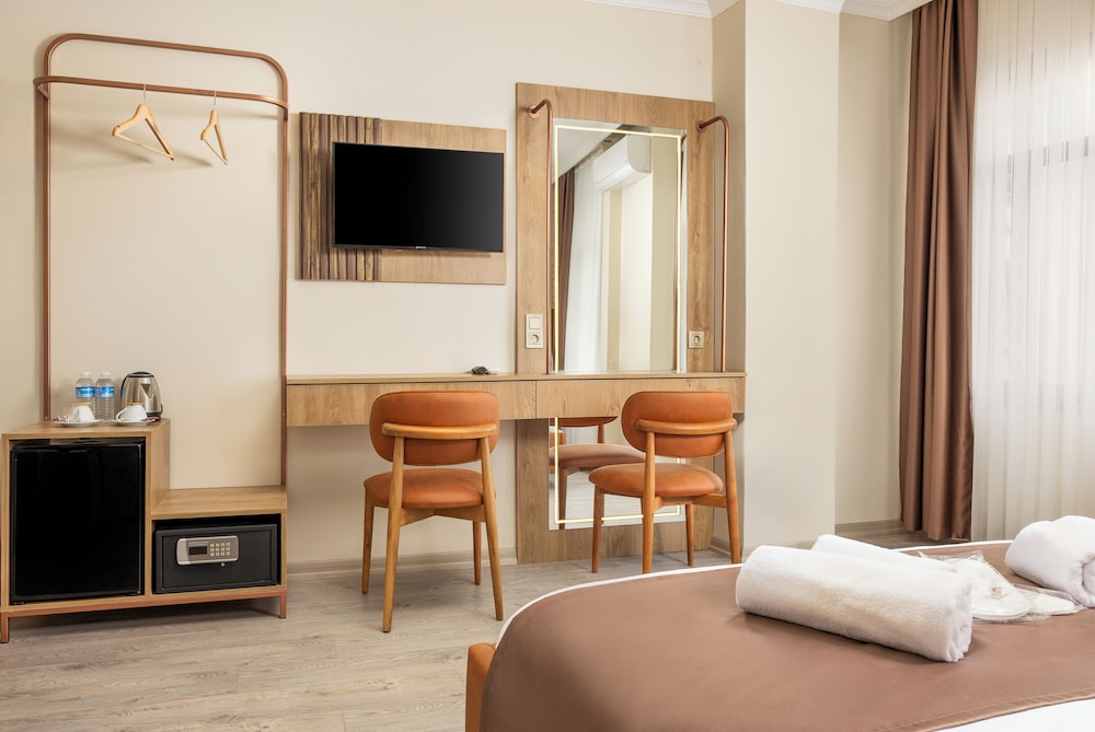 Peradise Hotel 38/50