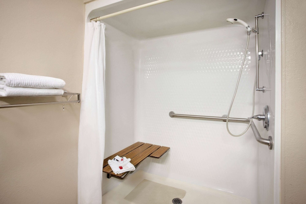 Travelodge by Wyndham Dexter 10/38