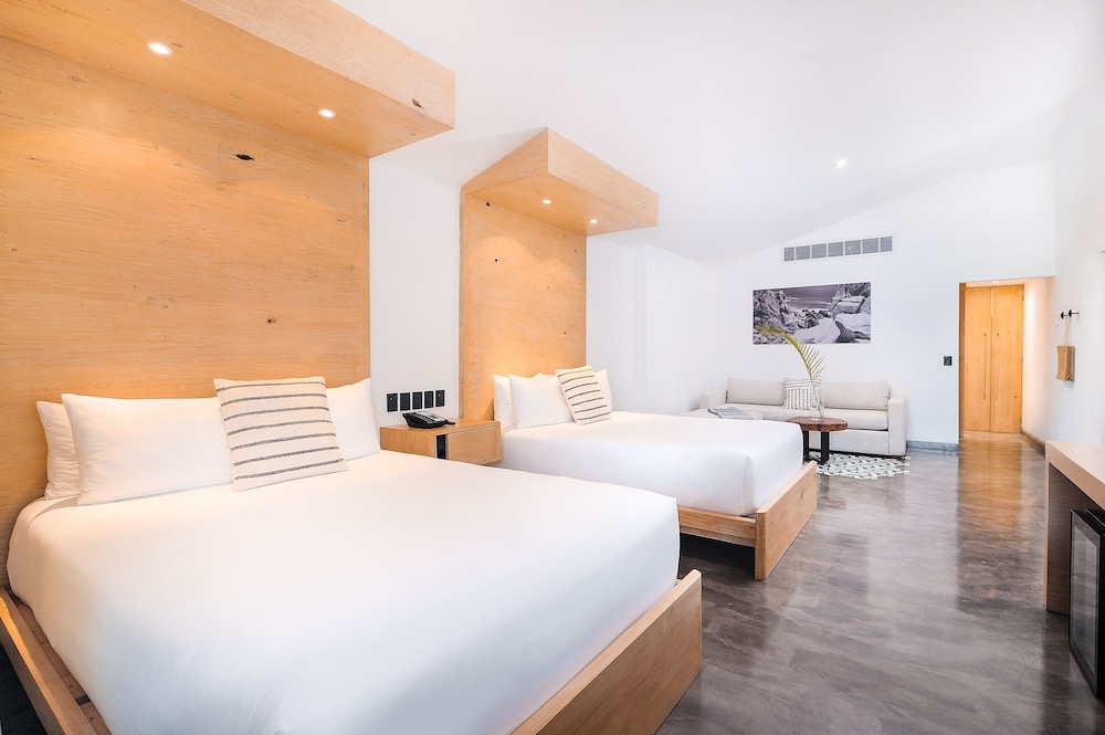 Deluxe, 2 Queen Beds