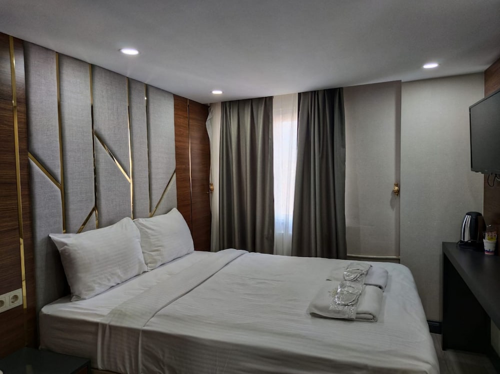 The Golden Pera's Hotel 10/50