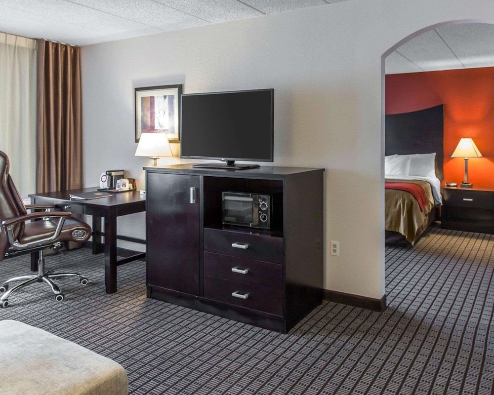 Clarion Hotel & Suites BWI Airport North 45/62