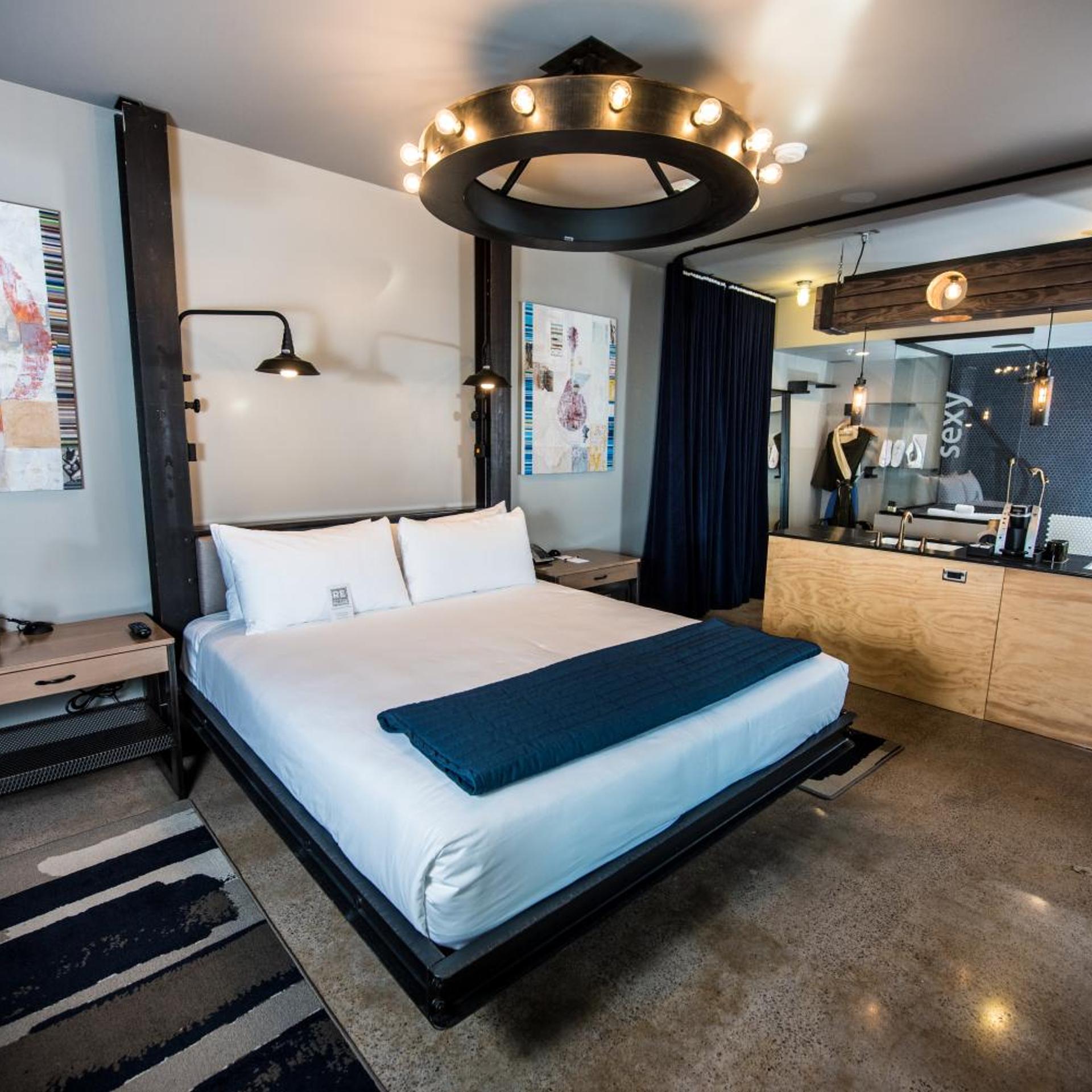 suite, balcony