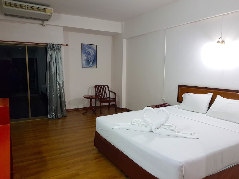 DELUXE, KING BED