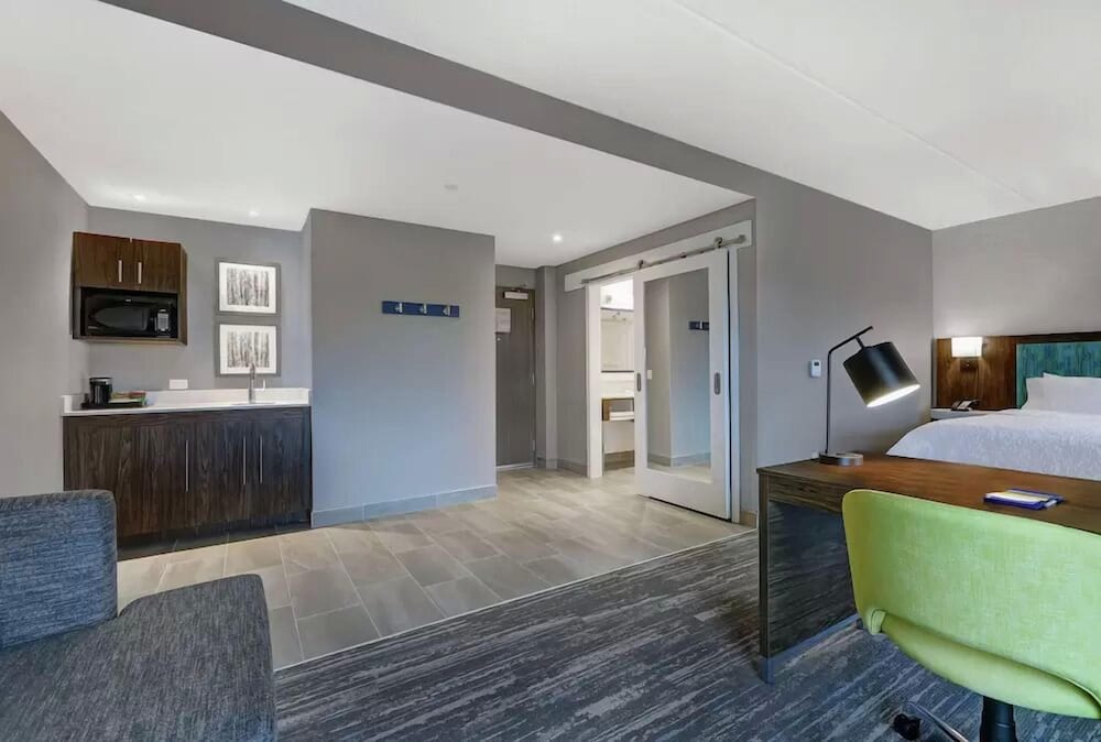 Hampton Inn Peterborough 8/40