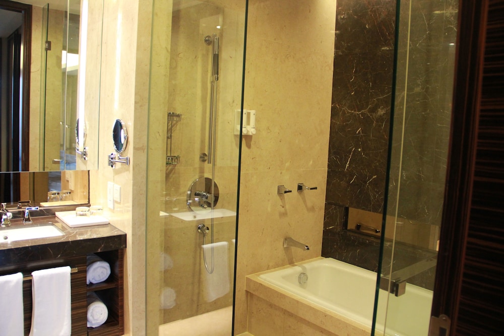 Xingyi International Hotel Poly Store 68/70