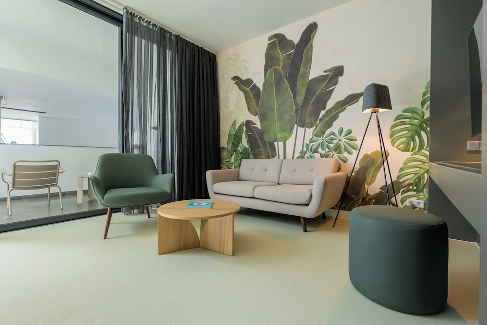 Papagayo Beach Hotel 54/76