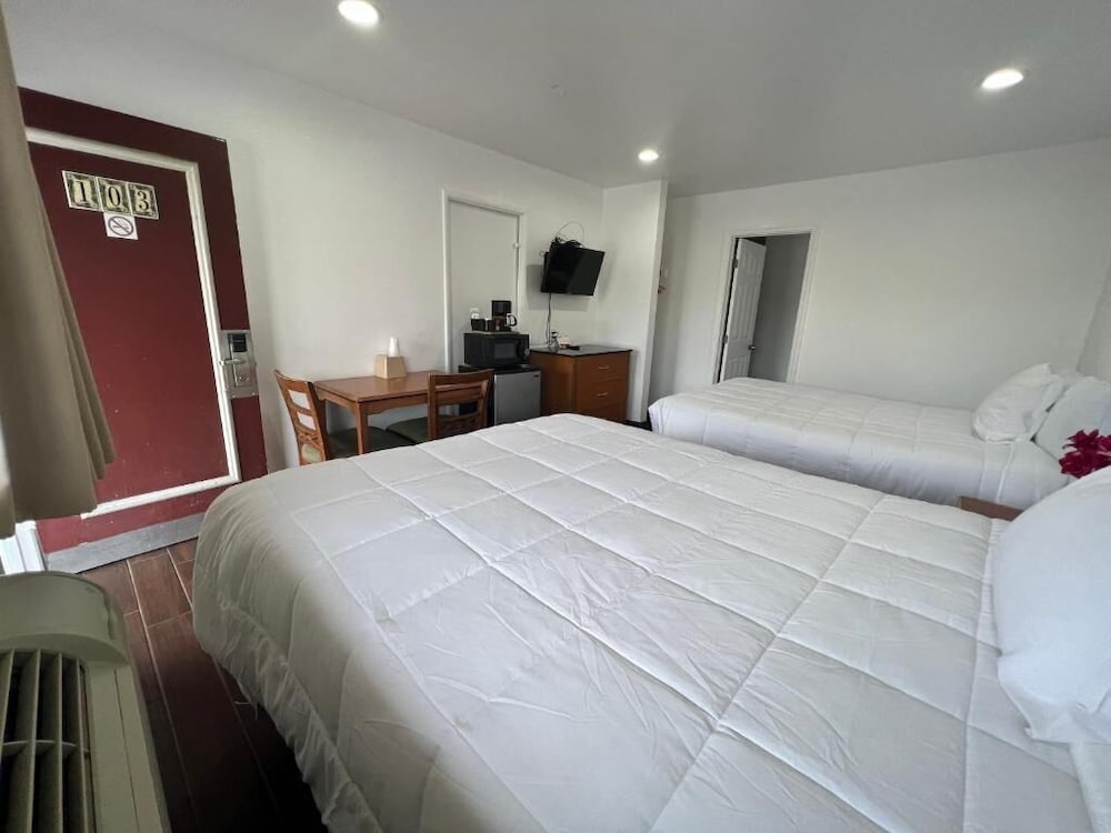 STANDARD, 2 QUEEN BEDS
