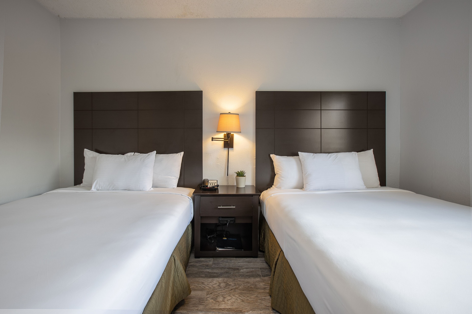 GUEST ROOM, STANDARD, 2 DOUBLE BEDS, AT THE OAKS