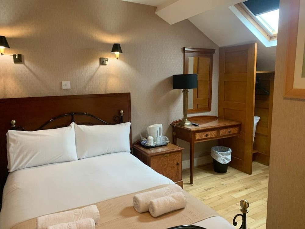 ROOM, DOUBLE BED