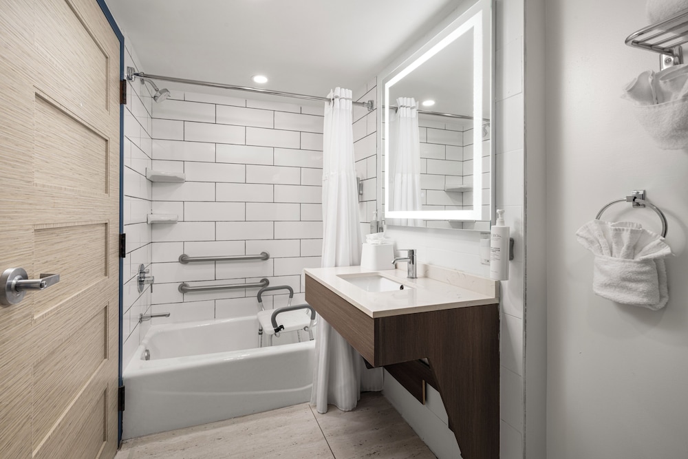 Room, 2 Queen Beds, Ocean Front, Bathtub, Accessible