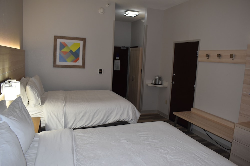 Holiday Inn Express Hotel Suites Mcpherson 21/64