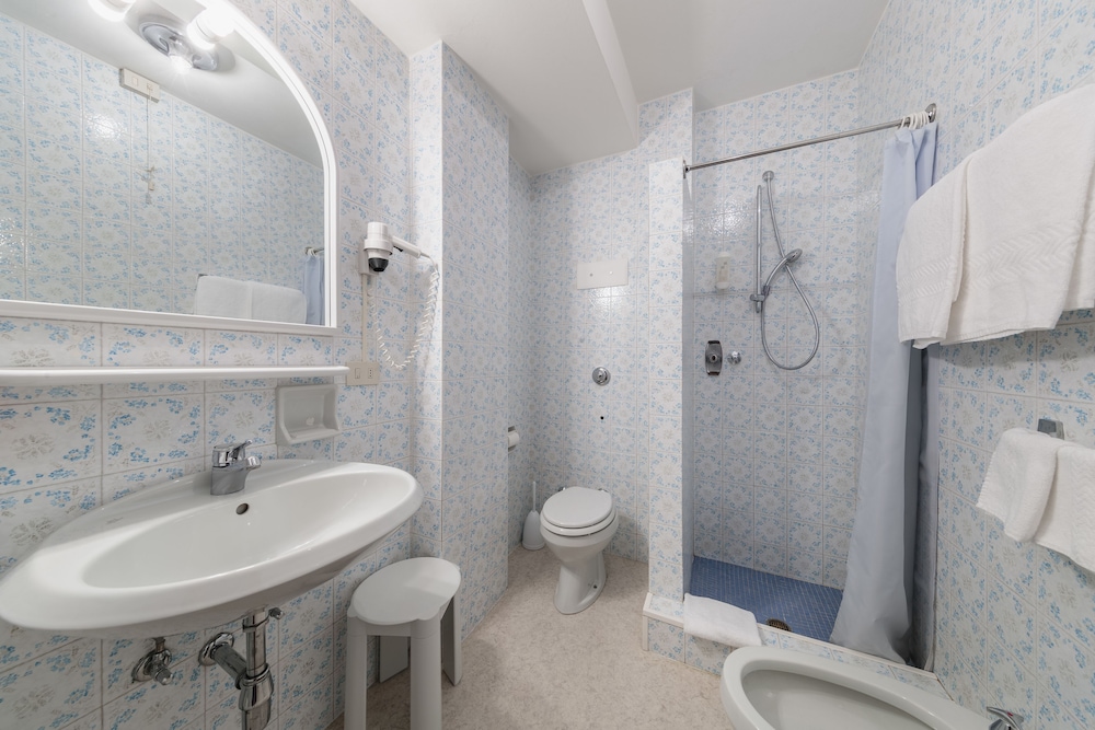 Al Larin Hotel 35/40