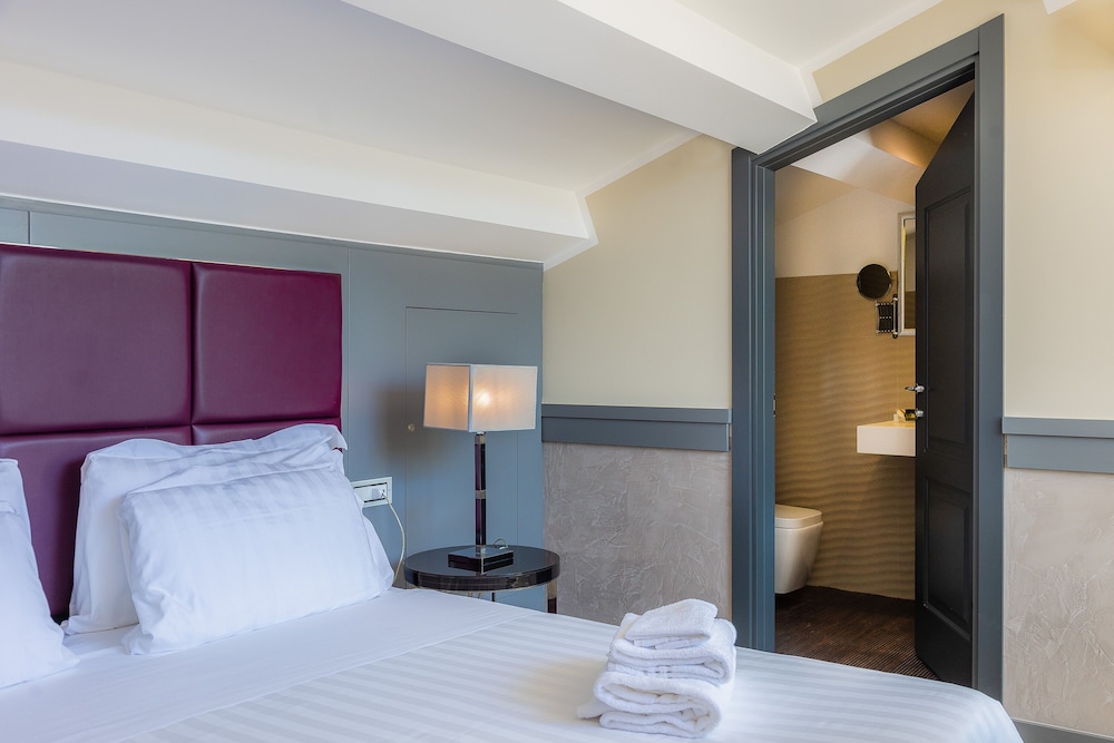 غرفة فاخرة بسرير كوين بإطلالة على المدينة بجاكوزي، Hotel Castellino Roma 5/6