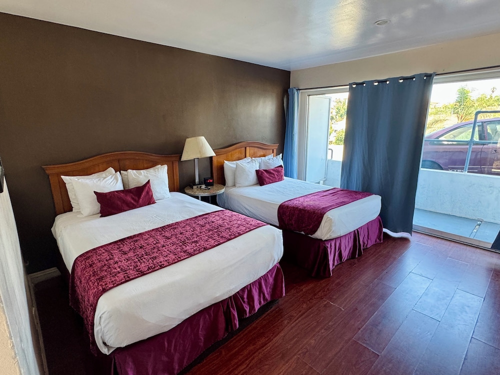 STANDARD, 2 QUEEN BEDS, BALCONY