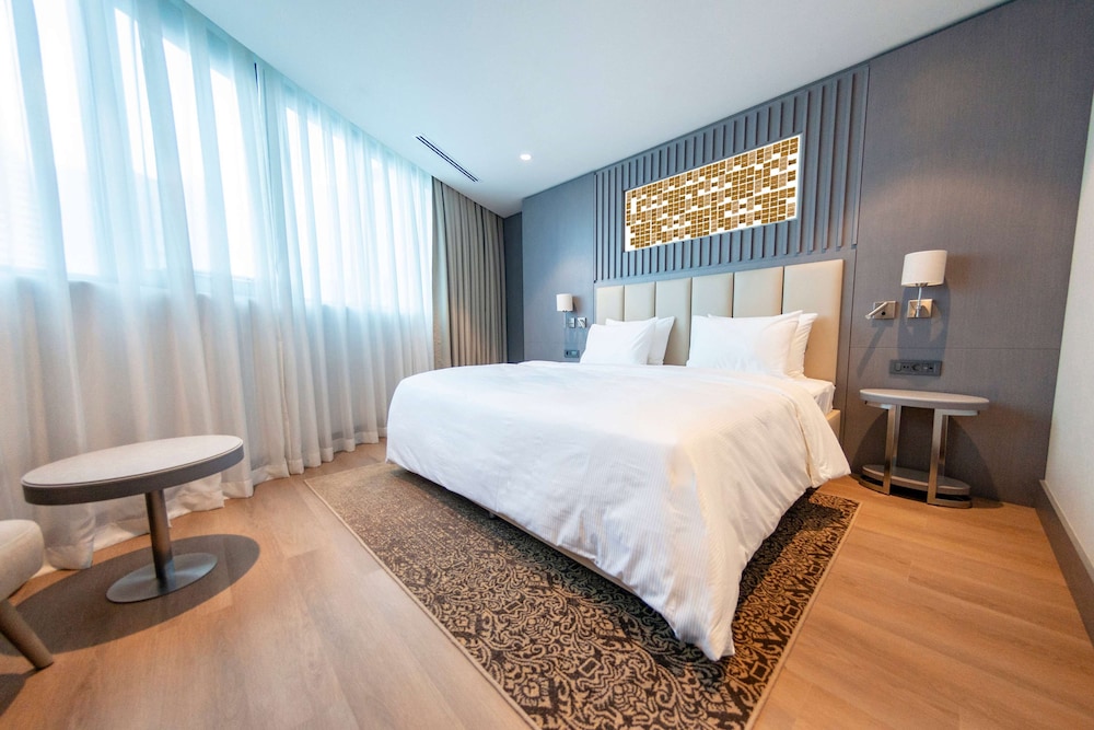 Ramada Plaza by Wyndham Batumi 11/50