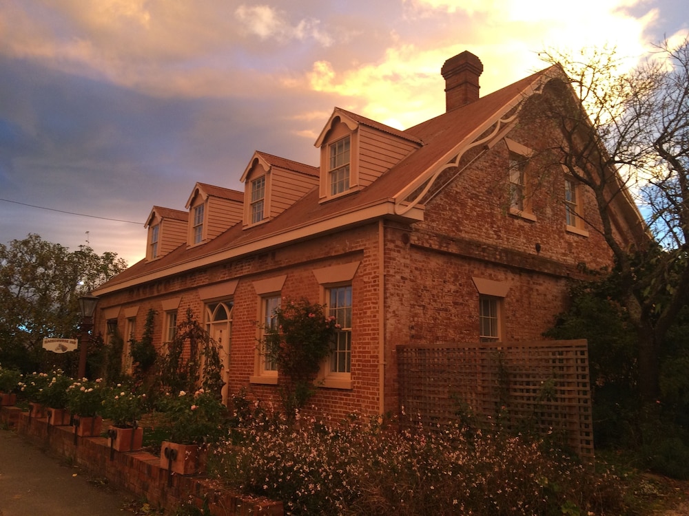THE RACECOURSE INN 1/50