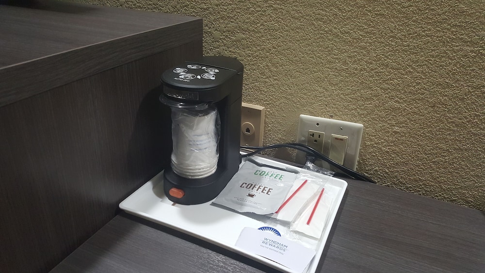 Days Inn By Wyndham Blue Springs 17/29