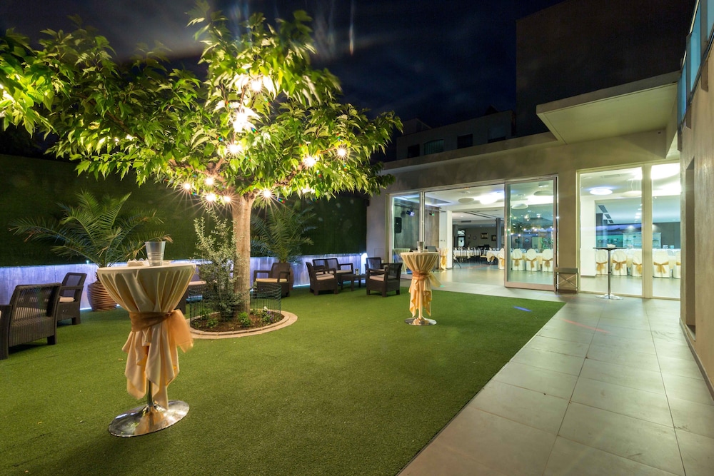 HOTEL RESTAURANTE EL PATIO 33/39
