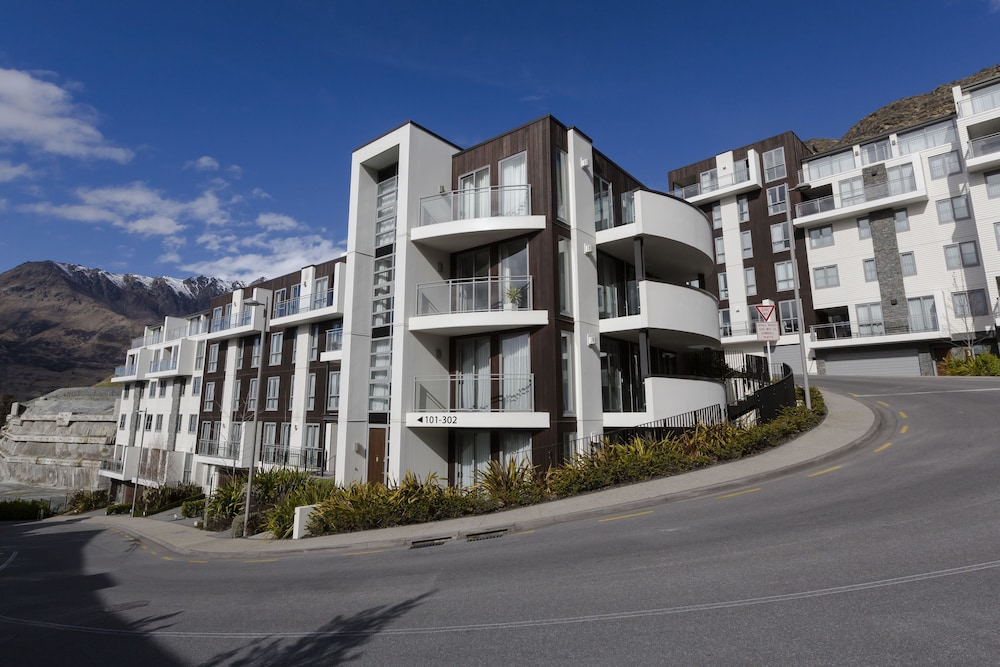 QUEENSTOWN VILLAGE APARTMENTS 9/54