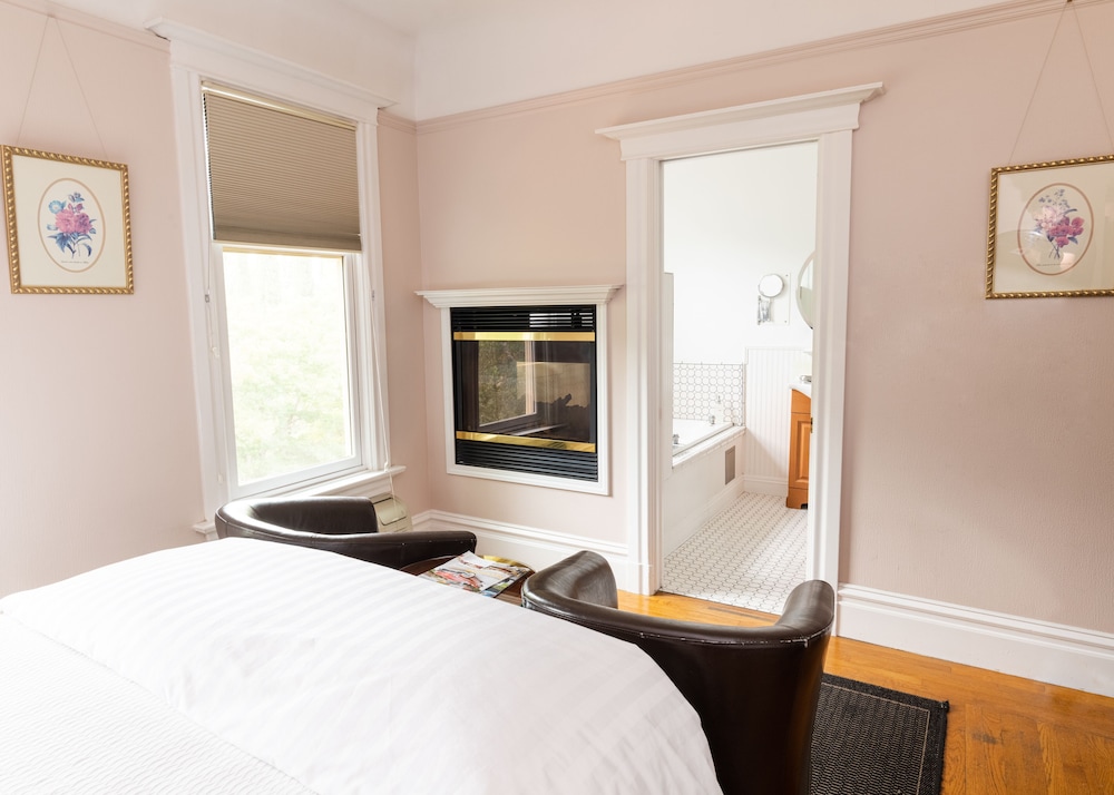 SIGNATURE, QUEEN BED, GARDEN VIEW