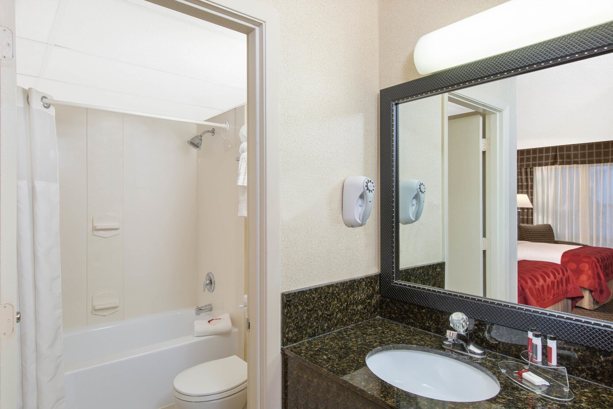 غرفة بسريرين مزدوجين لذوي الإعاقة، Ramada by Wyndham Midtown Grand Island 4/5