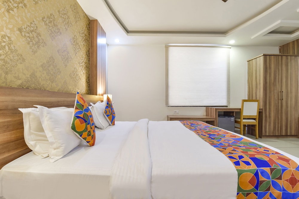 Fabhotel Signature Inn 28/50
