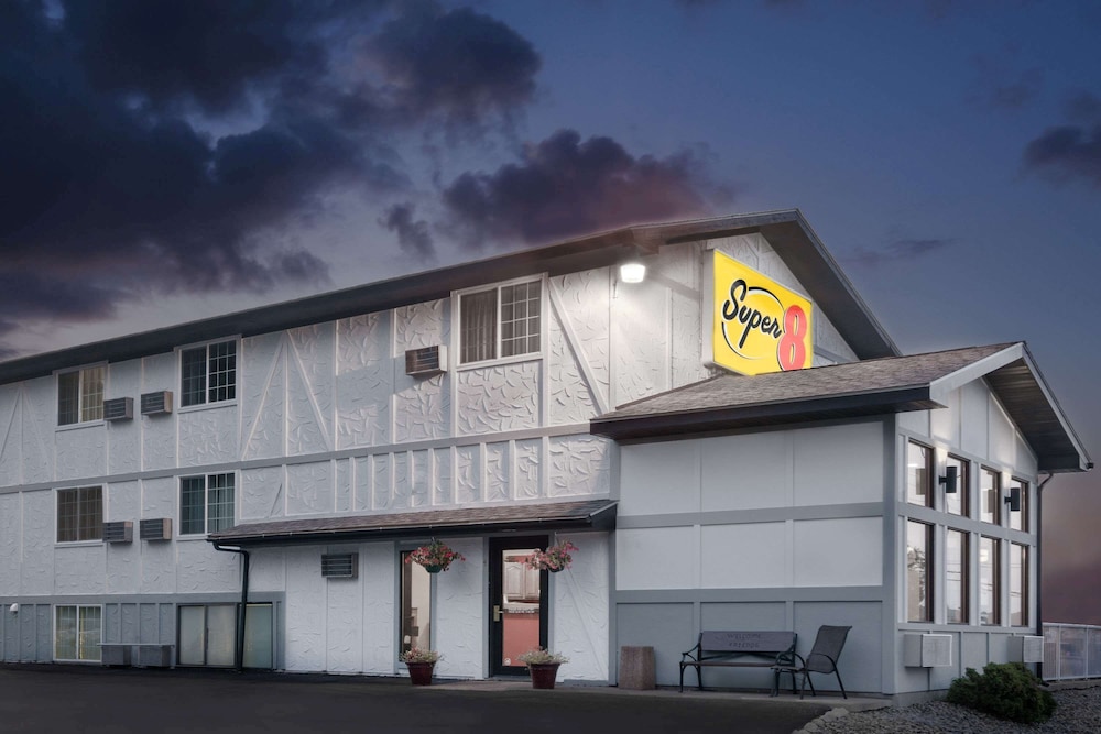 Super 8 by Wyndham Winona MN 3/32
