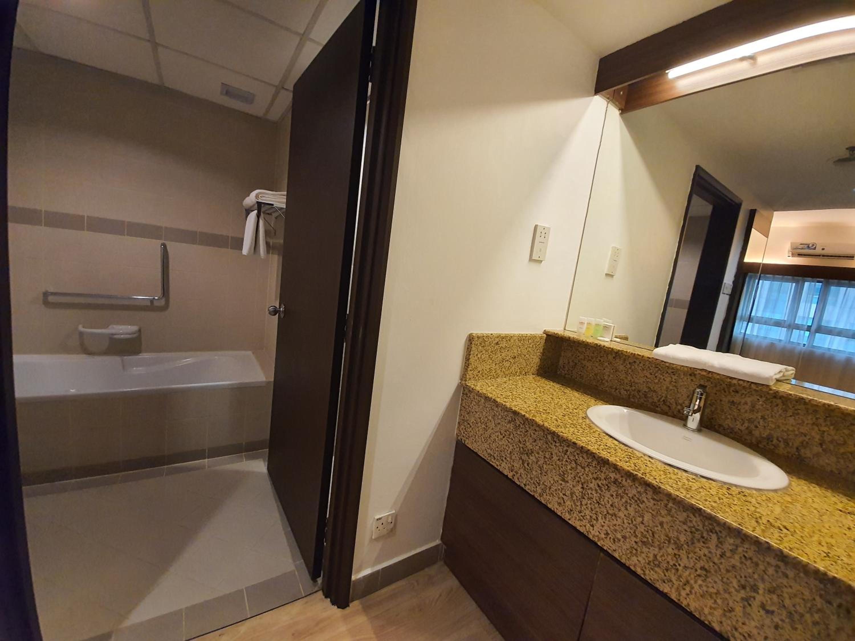 Crown Regency Serviced Suites 32/39