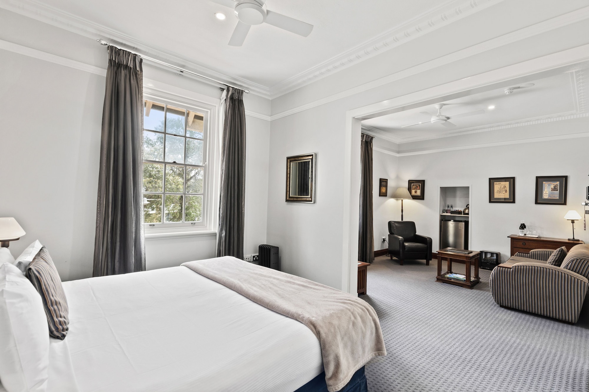 Spa, Deluxe, King Bed, Living Area