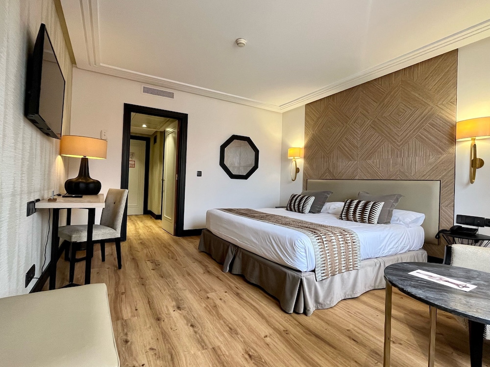 BASIC, TWIN BEDS, CATHEDRAL VIEW