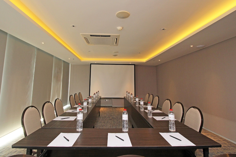 Swiss-Belhotel Pondok Indah 58/69