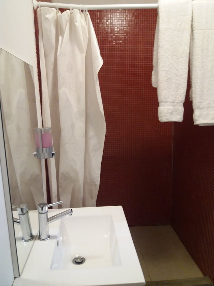 Liv Inn Guest House 40/46
