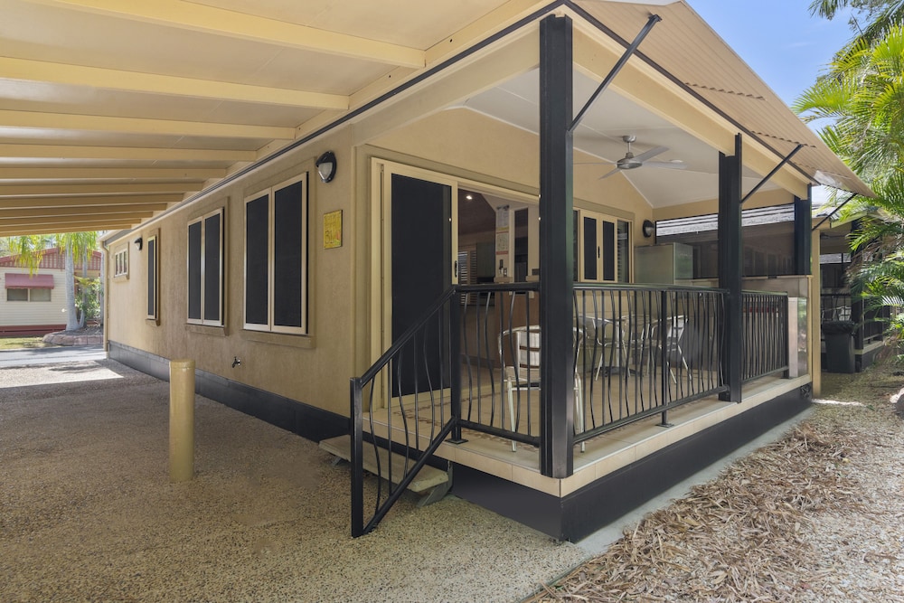ASHMORE PALMS HOLIDAY VILLAGE 47/78