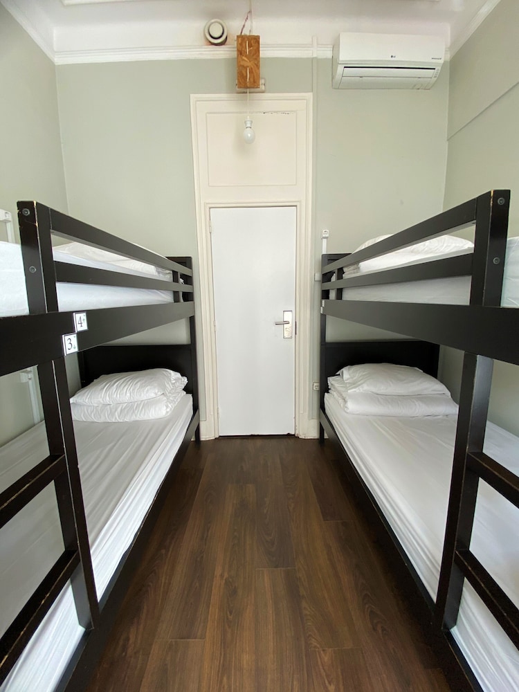 MIXED DORM, 4 BEDS, SHARED BATHROOM