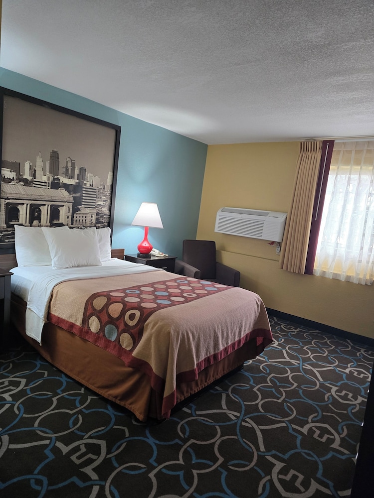 غرفة بسرير مزدوج، Super 8 By Wyndham Kansas City 2/10