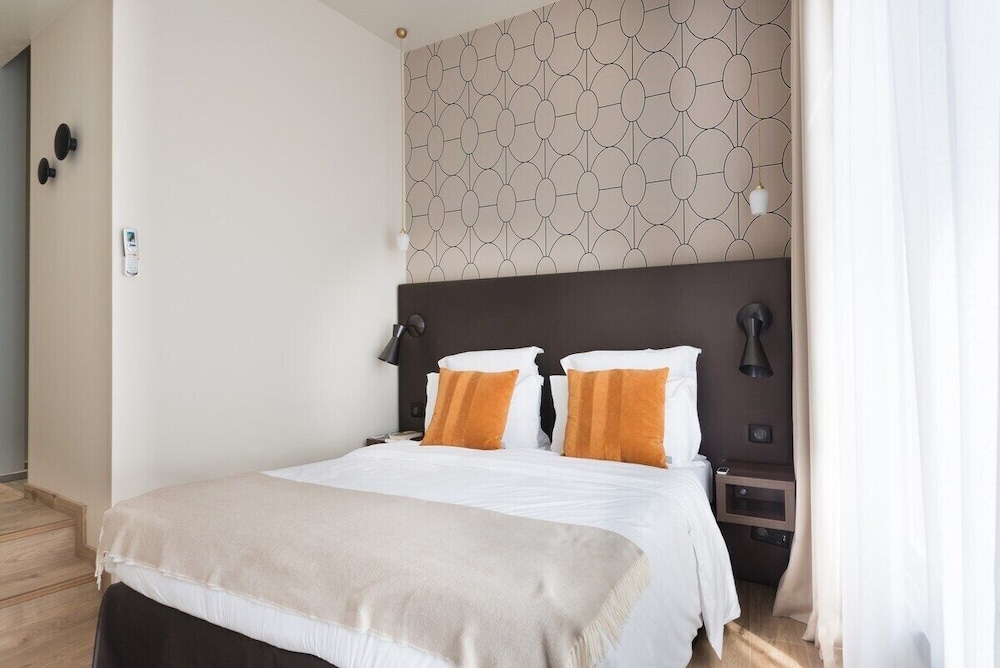 ROOM, DOUBLE BED