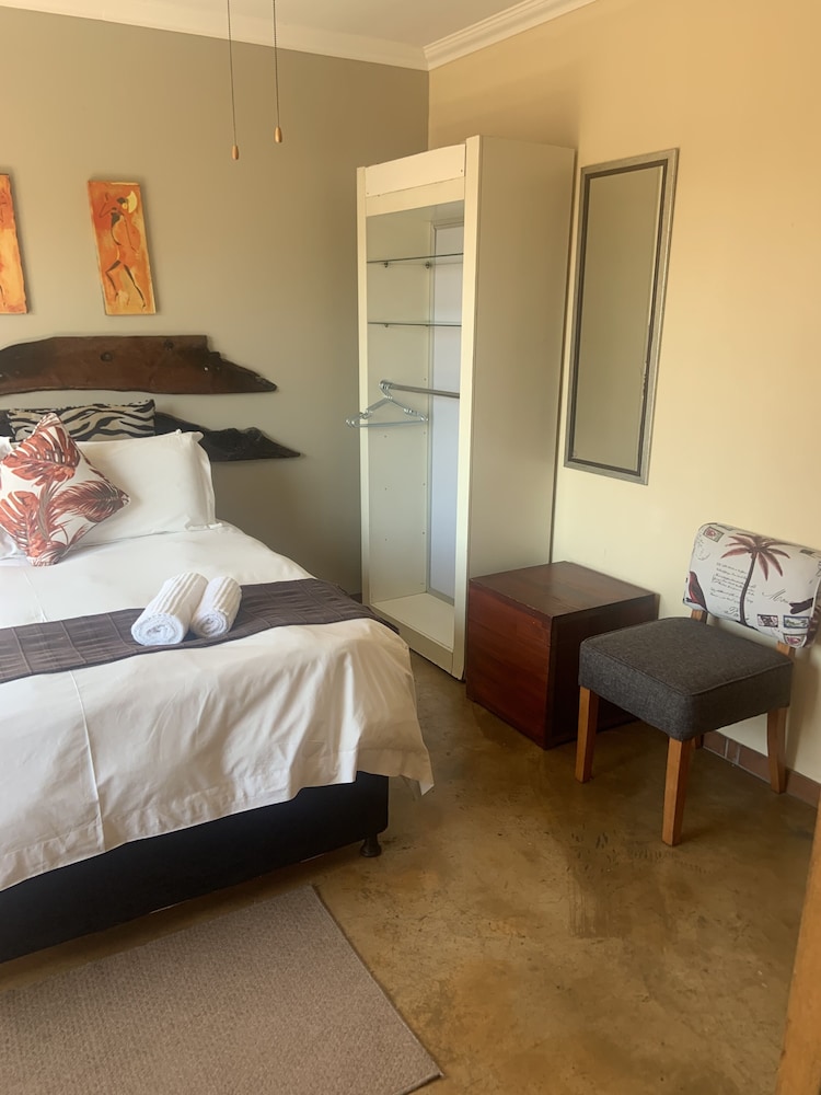 Africa Footprints Guest House 4/21