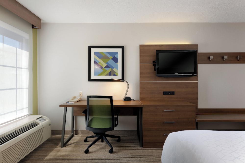 Holiday Inn Express Hotel & Suites Milton East I-10 66/73