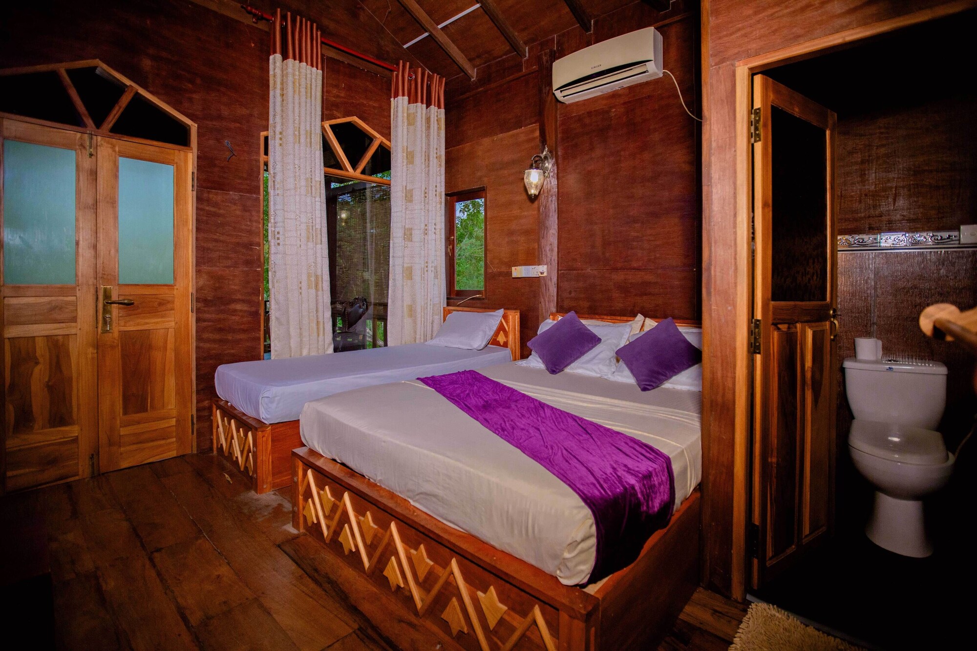 TREE HOUSE, DELUXE