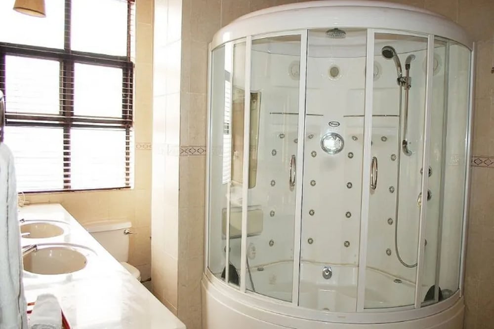 Golden Tulip Owu Crown Ibadan 19/45