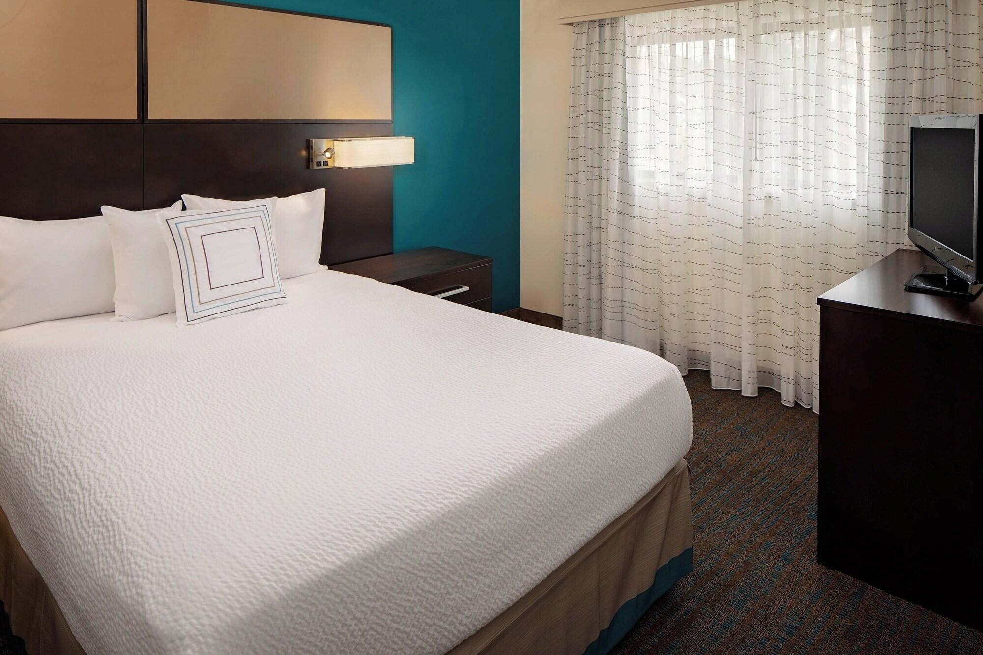 2 Bedrooms, Bi Level, Suite