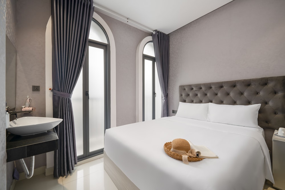Mari Queen Hotel 12/33