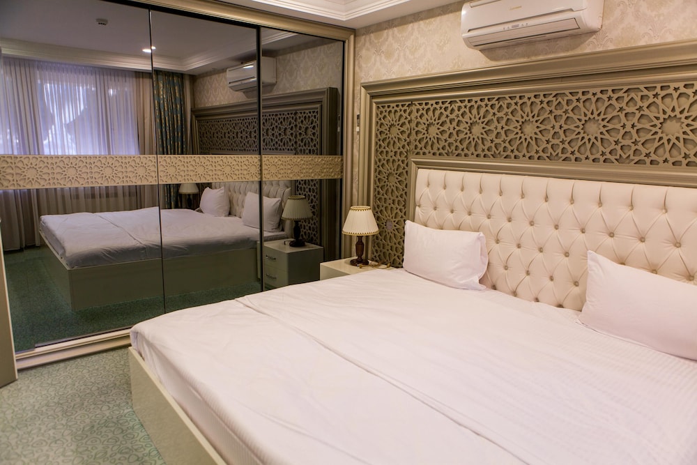 Efficiency, Queen Bed