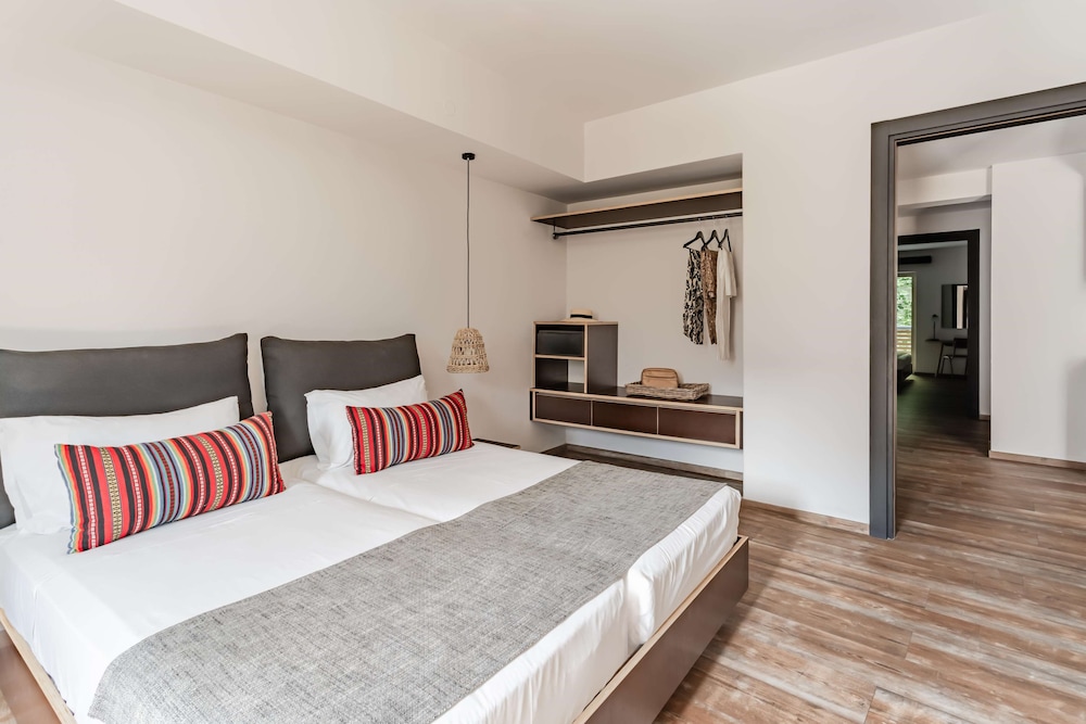 Suite, 1 Single and 2 Queen Beds, Trundle Bed، Cooks Club Hersonissos - Adults Only 6/10