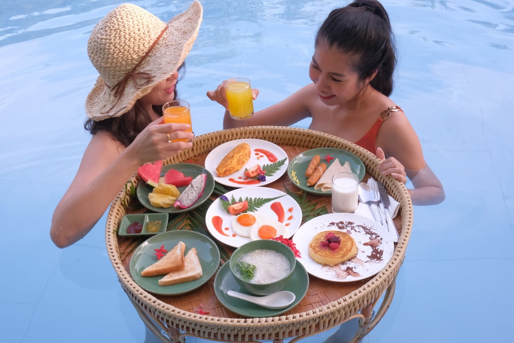 ROYAL PINEAPPLE HOTEL a welcome to wealth and good fortune 45/61