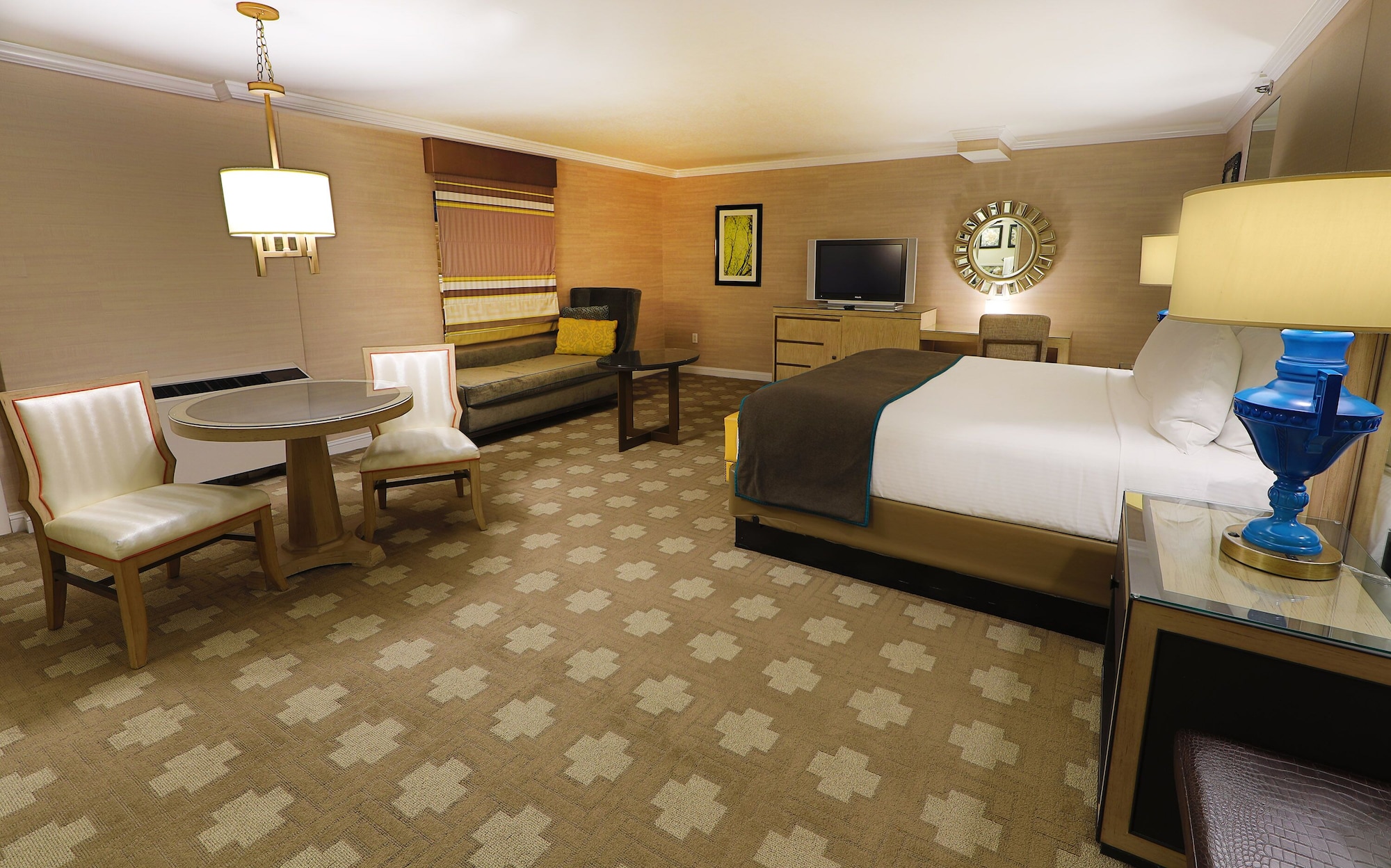 Suite, King Bed, Parlor, Forum Tower