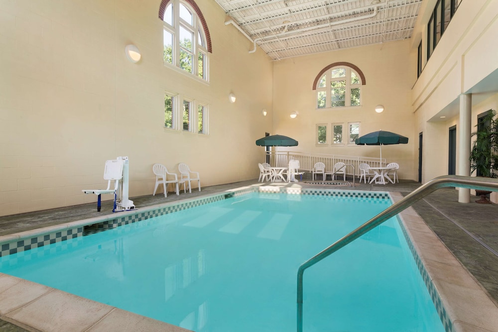 Country Inn & Suites by Radisson, St. Charles Historic District 14/31